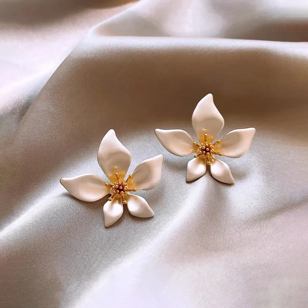 Vintage Gold Flower Earrings Brushed Petal Stud With Golden Stamen Charm Elegant Jewelry Gifts For Women Daily Party Wear