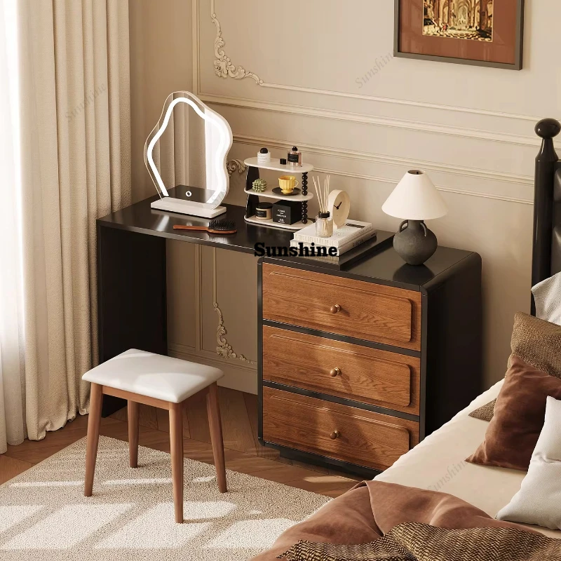 

Комод в средневековом стиле с интегрированной прикроватной тумбой для косметики