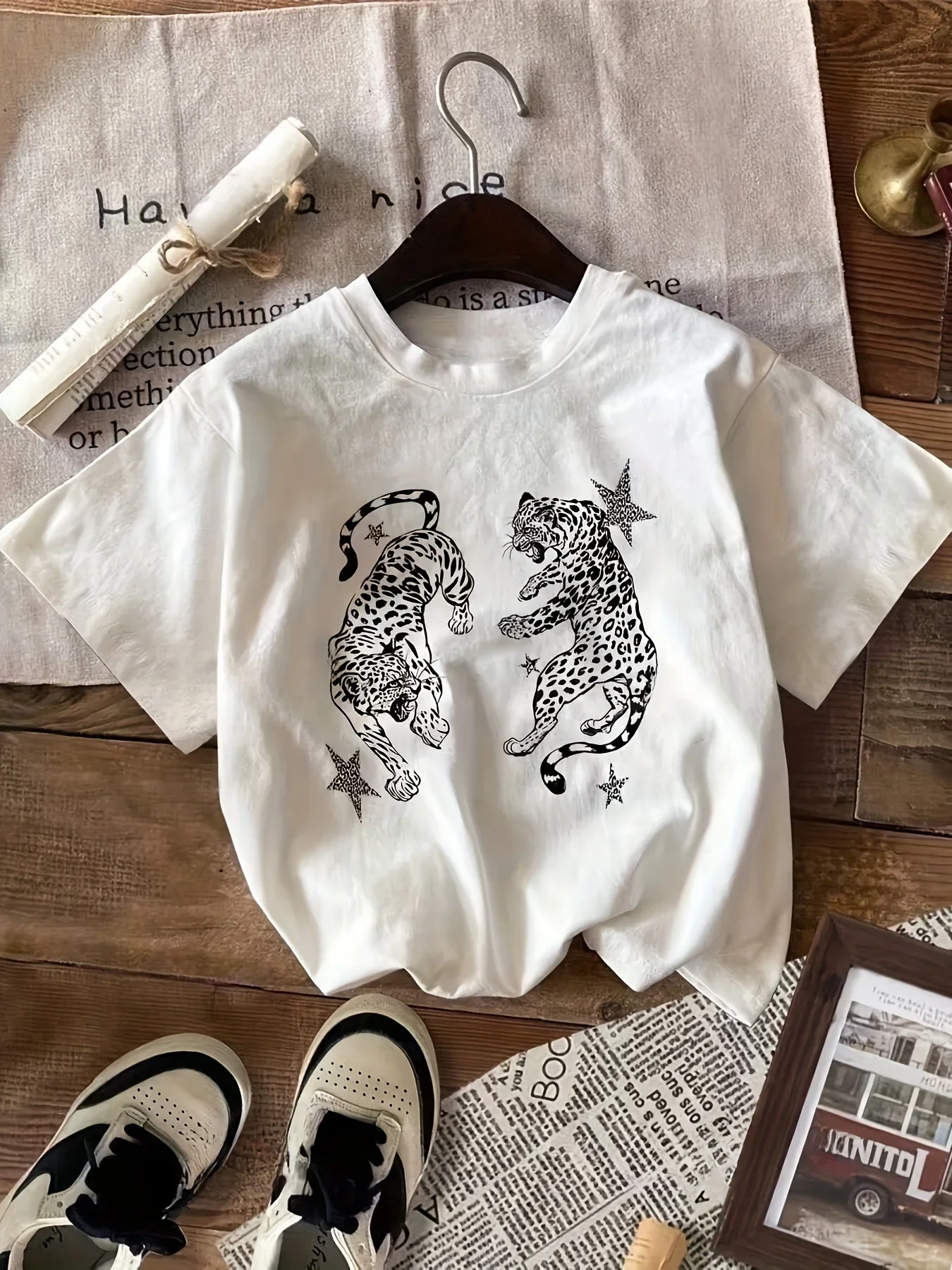 

Women's Casual Short Sleeve Crew Neck T-Shirt with Playful Leopard & Star Graphic Print - Soft Breathable Fabric