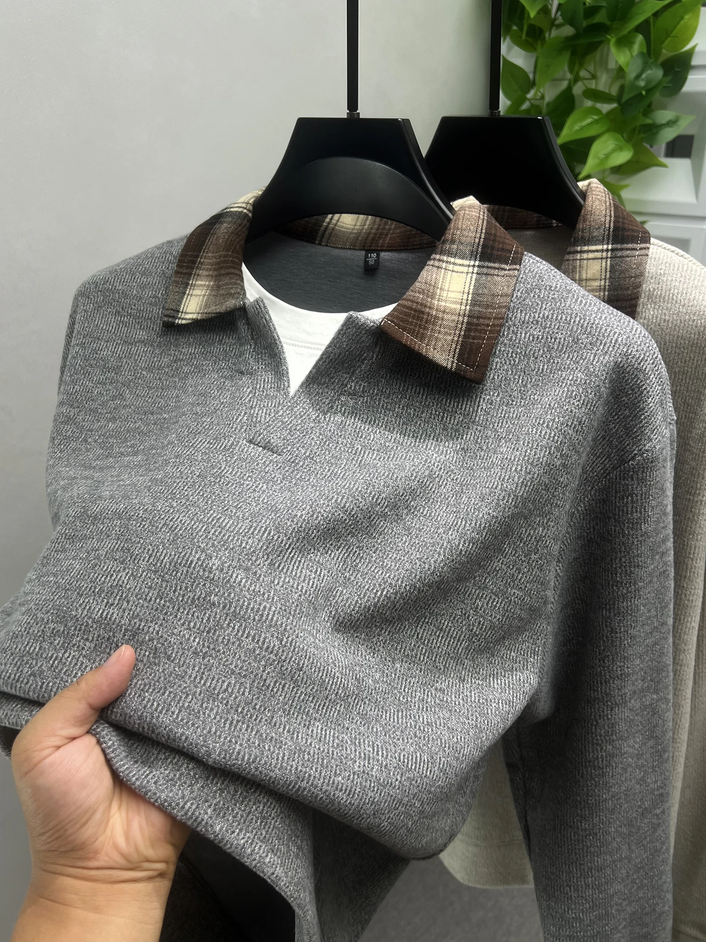 Camiseta Masculina Slim Fit de Manga Longa com Gola V e Capuz, Estilo Casual, Confortável, em Tecido de Malha de Poliéster, p...