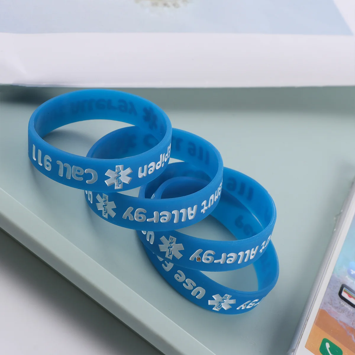 4 Buah Gelang Peringatan Medis Silikon untuk Set Gelang Fleksibel Tebal dan Aman, Hadiah Pesta, Pengisi Tas Goodie