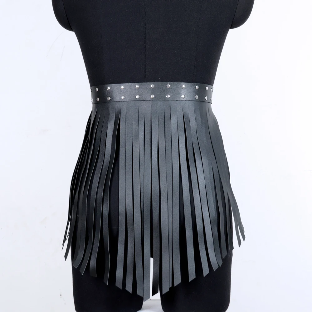 قطعة واحدة من تنورة نسائية صغيرة من الجلد الصناعي الأسود مع تفاصيل هامشية - تصميم أنيق بحزام، مثالية للمناسبات الكاجوال والحفلات والنوادي الليلية