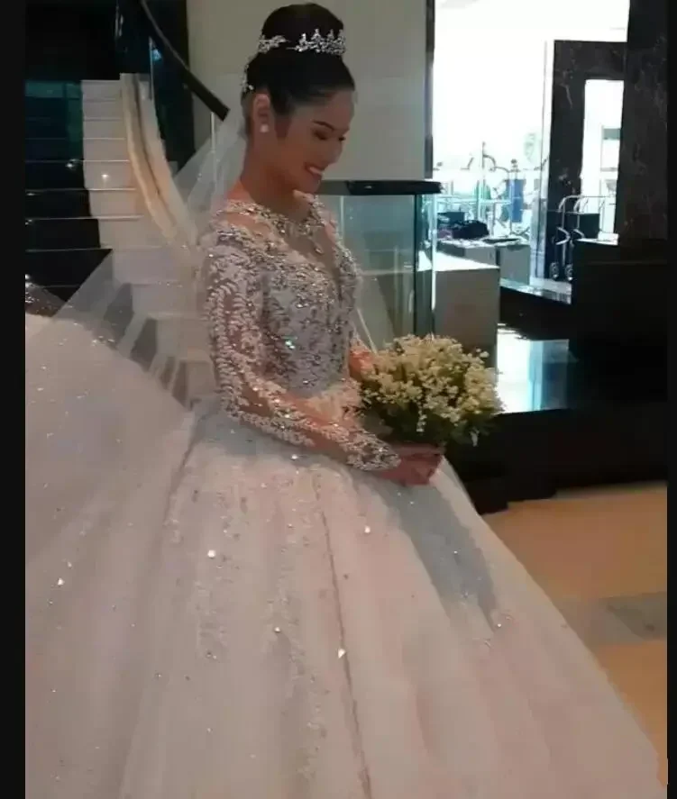 ชุดแต่งงานทรงบอลกาวน์ประดับลูกปัดแบบสั่งทำพิเศษ แขนยาว ชายกระโปรงทรง Cathedral  ไซส์พลัส