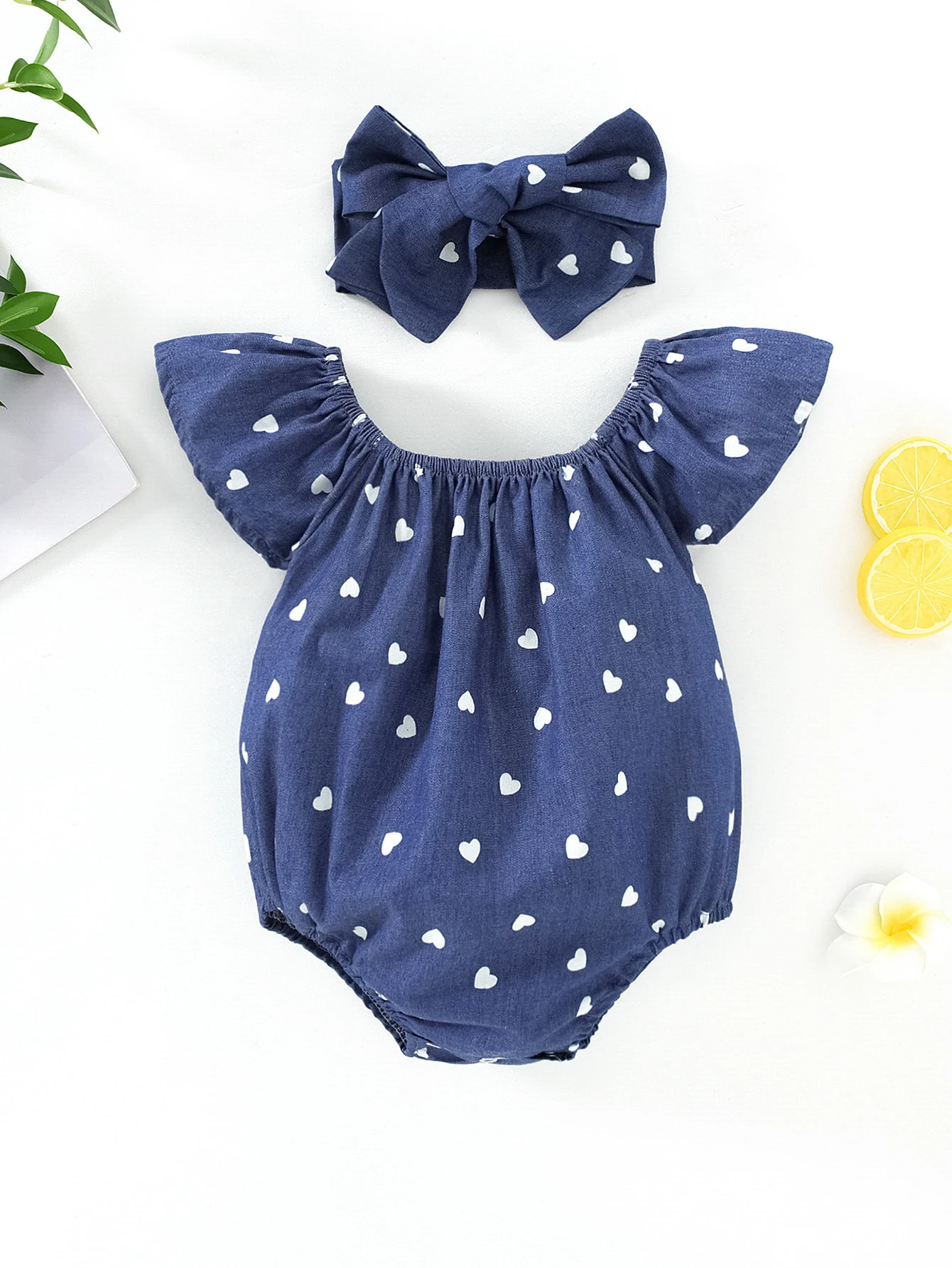 

Джинсовый комбинезон для девочки с принтом в виде сердечек + повязка на голову, свежий и милый стиль, дизайн с открытыми плечами и кружевной отделкой, мягкая дышащая ткань