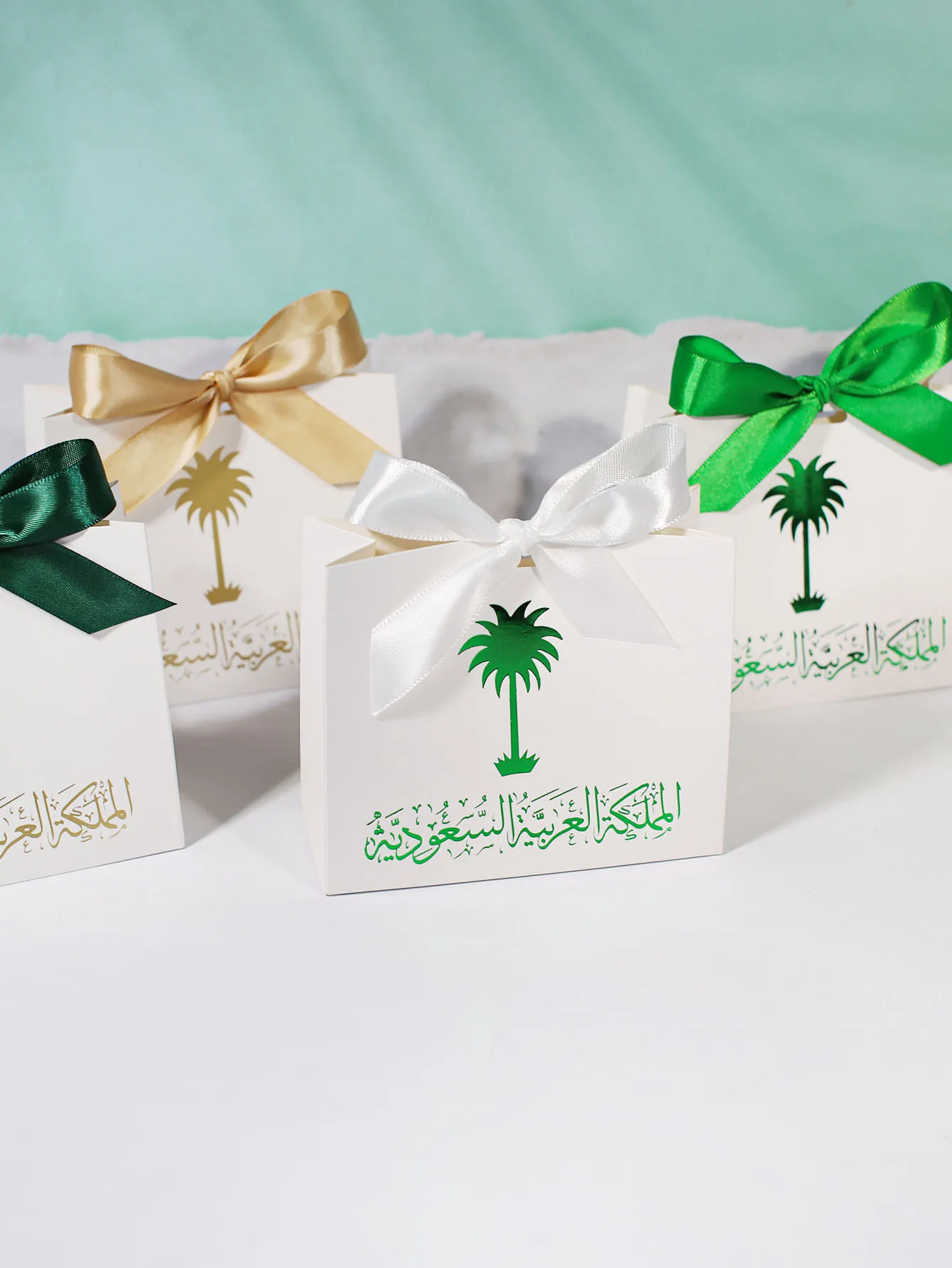 Schicke Geschenkboxen mit Saudi-Motiv, Palme, arabischen Kalligraphie und Satinschleifen, geeignet für Feiern zum Nationalfeiertag