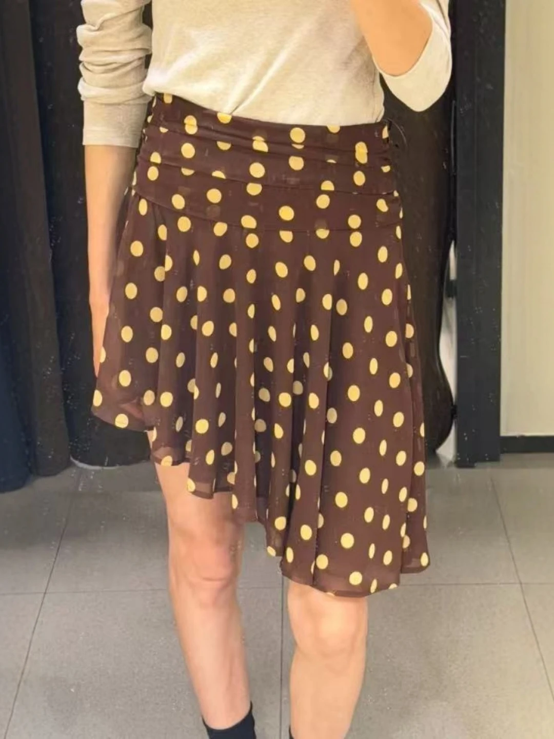 

Сладкая и пикантная асимметричная плиссированная юбка в горошек для женщин, с завышенной талией, А-силуэт, свободный крой, весенняя коллекция, модная.