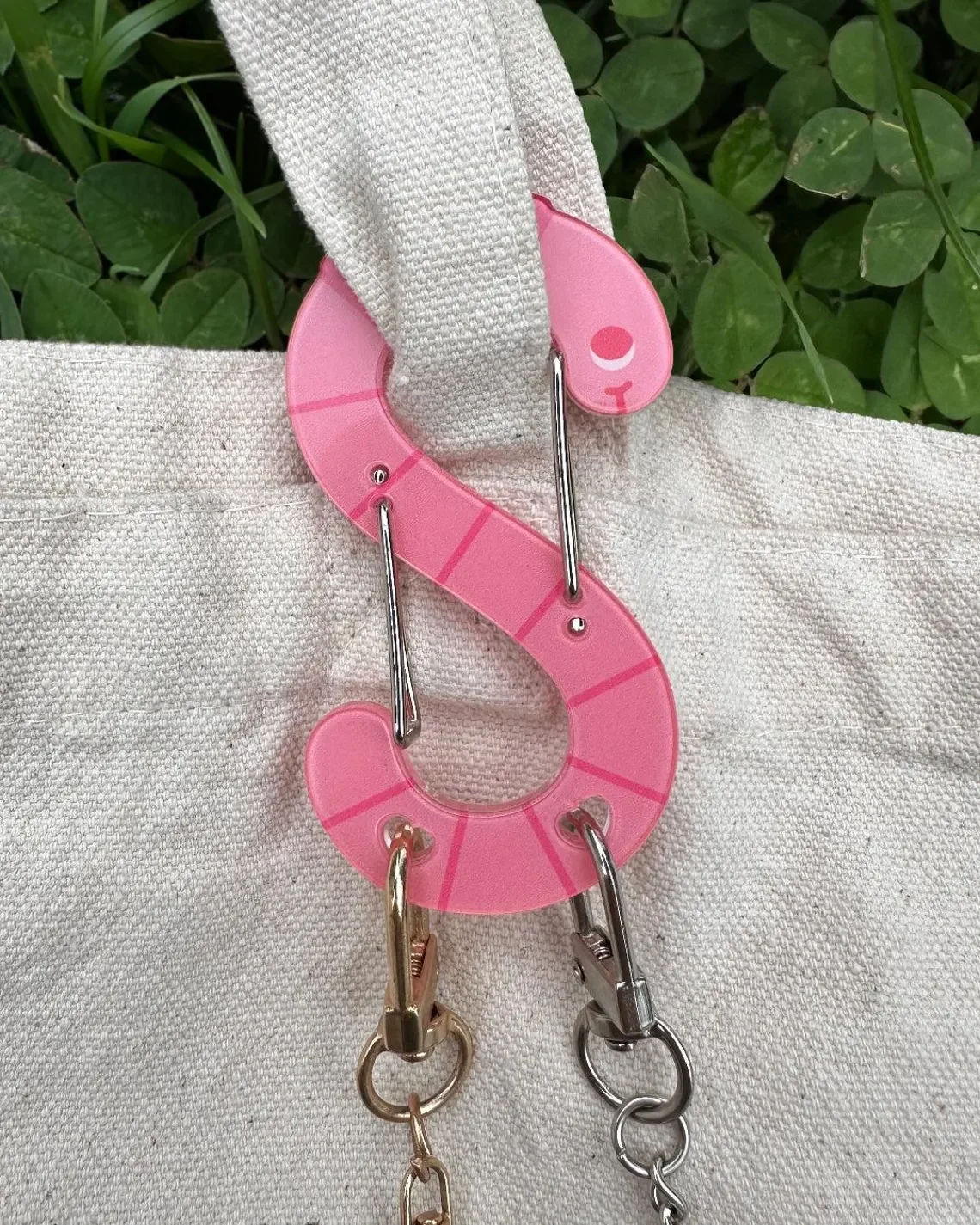 Pink Earthworm Acrylic Carabin - Retro Gaming Keychain ulasan dan harga