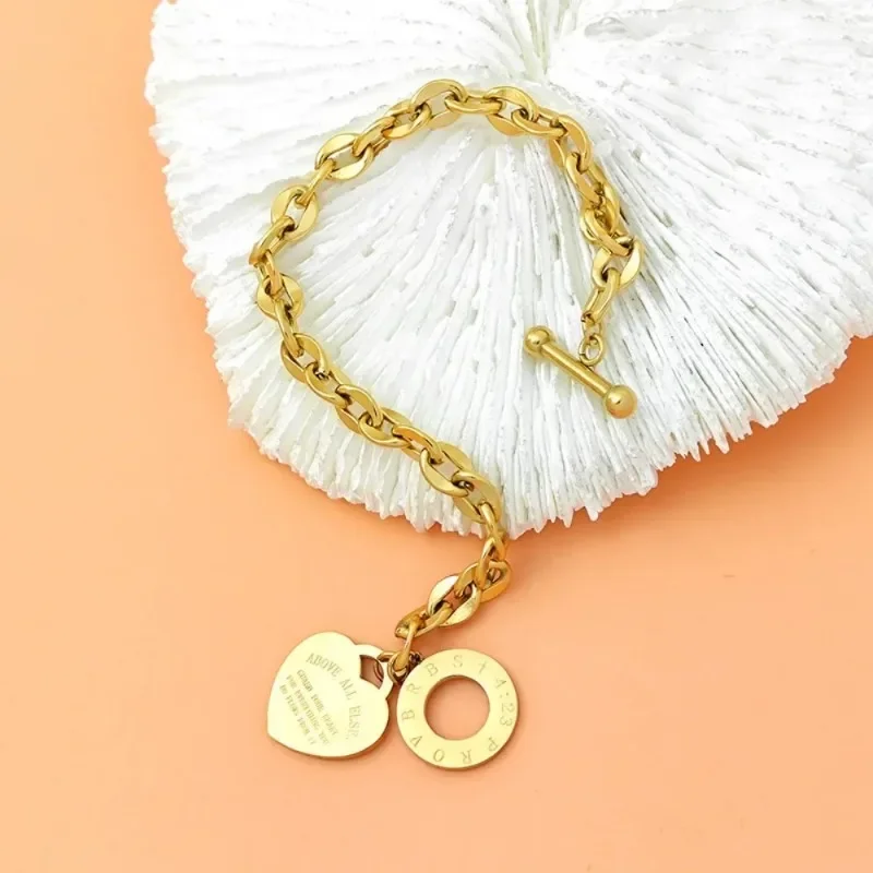 القلب OT مشبك أساور قلادة بحرف مستديرة للنساء 2025 موضة جديدة الاتجاه غرامة رائعة مجوهرات هدية