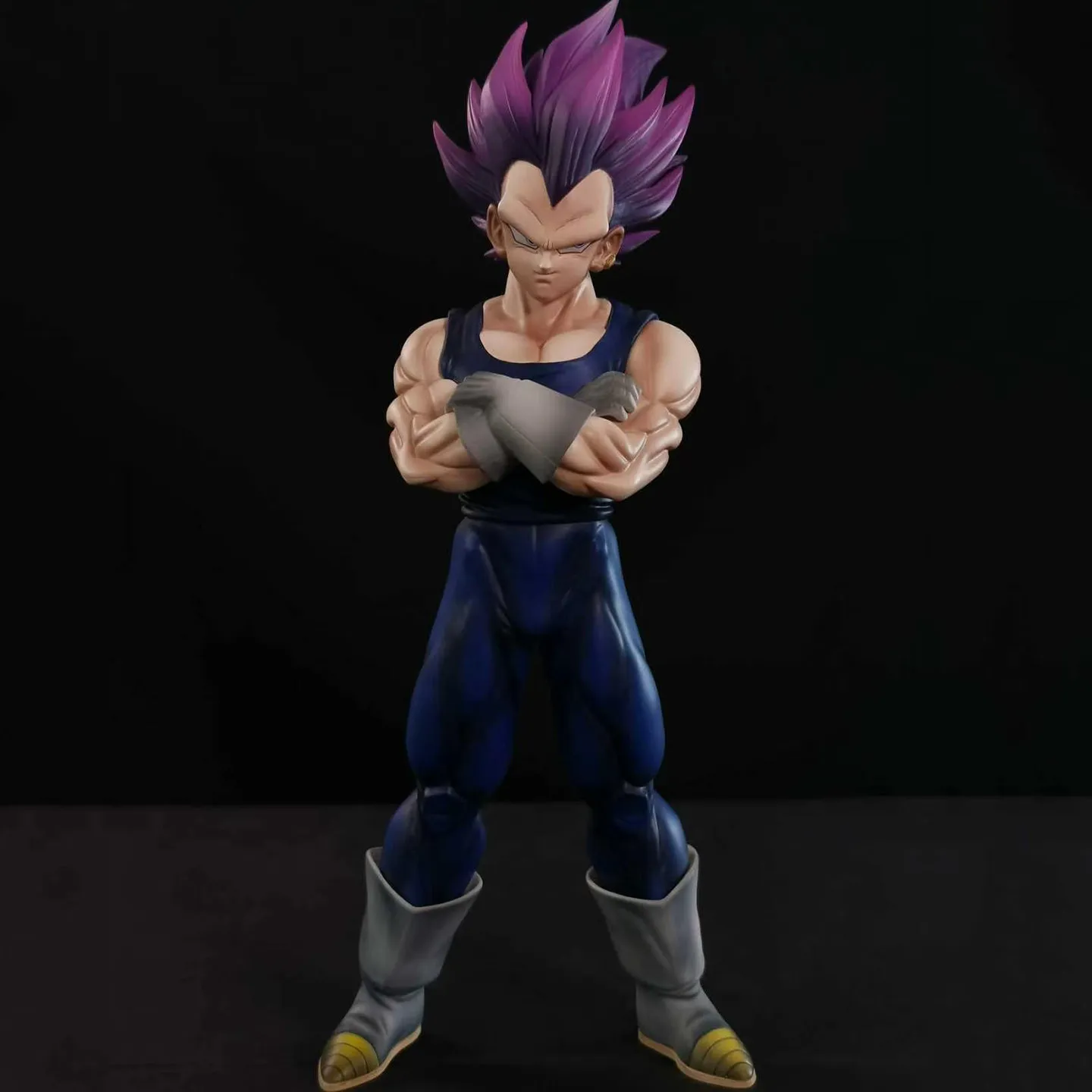 28cm Dragon Ball Z Ultra Ego Vegeta Figur mit Lila Haaren und Überkreuzten Armen PVC Anime-Modell Sammlerstück Geschenk Desktop-Dekoration