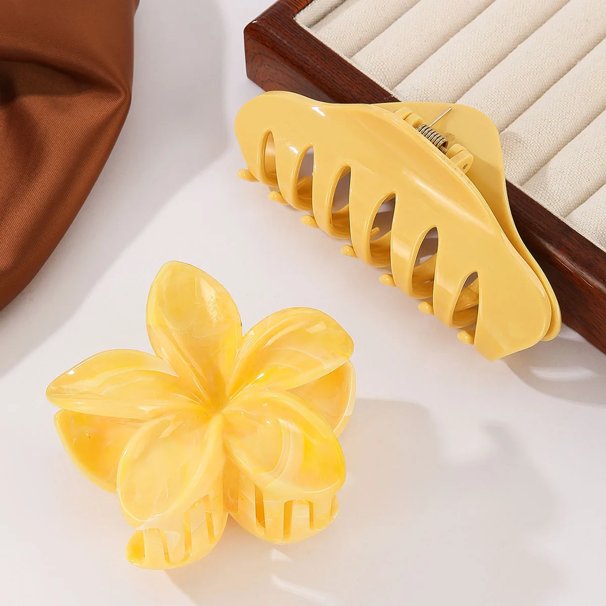 

2Pcs Sweet Large Marble Flower Wave Hair Claw Clip Women Elegant shark Horsetail Clamp Hairpin Weddding Party Hair Accessories