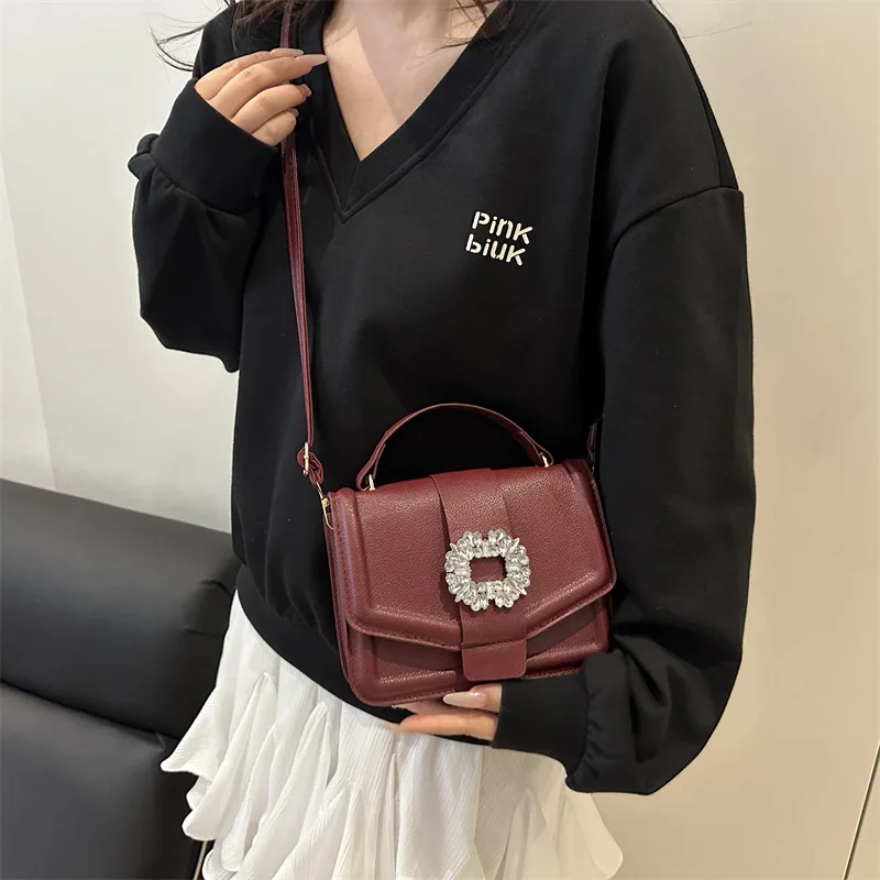 

Новинка в 2025 году! Универсальные женские сумки с бриллиантовыми вставками. Ретро и простой дизайн с цепочкой, доступен как сумки на одно плечо.