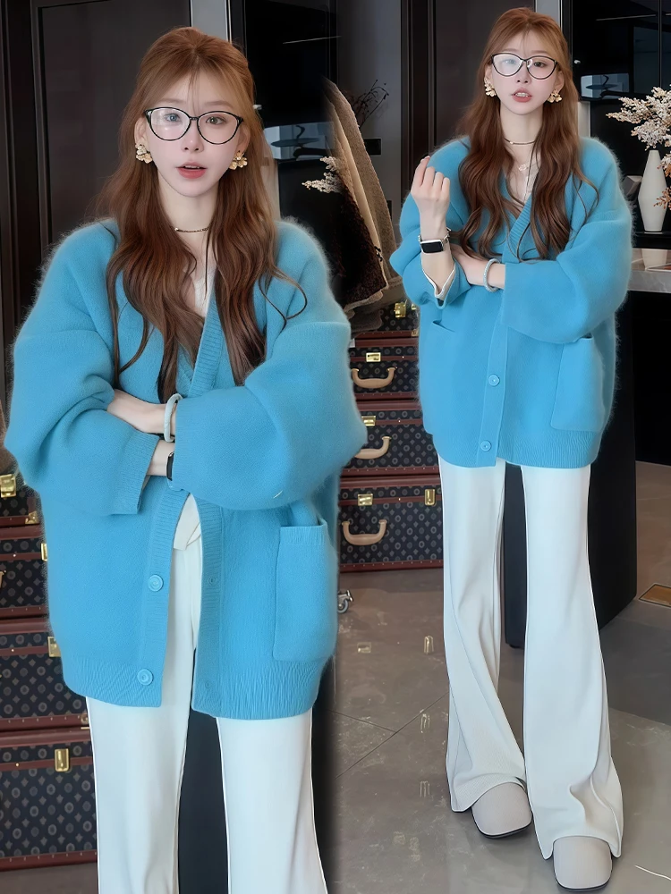 سترة محبوكة فريدة من نوعها بلون نقي فريدة من نوعها جميلة على شكل حرف V طويلة Sve للخريف والشتاء سترة نسائية مضادة للتربة