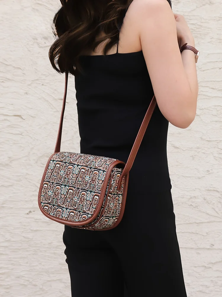 

Elegant Embossed Museum Logo Saddle Bag Creative High-Quality Versatile Women's Gift Ideal for Festive Occasions