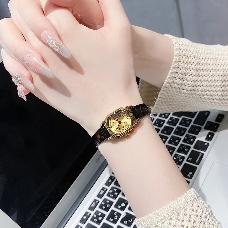 Elegant Women'S Quartz Watch, Unique Timepiece, Trendy Women'S Watch, Perfect Gift For Women, Watch And Accessories.