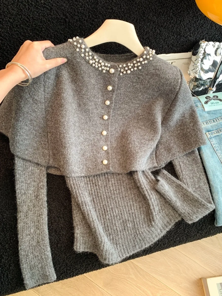 

Женский осенне-зимний комплект из двух предметов: свитер с объемным декором и воротником-хомутом, а также облегающая базовая футболка