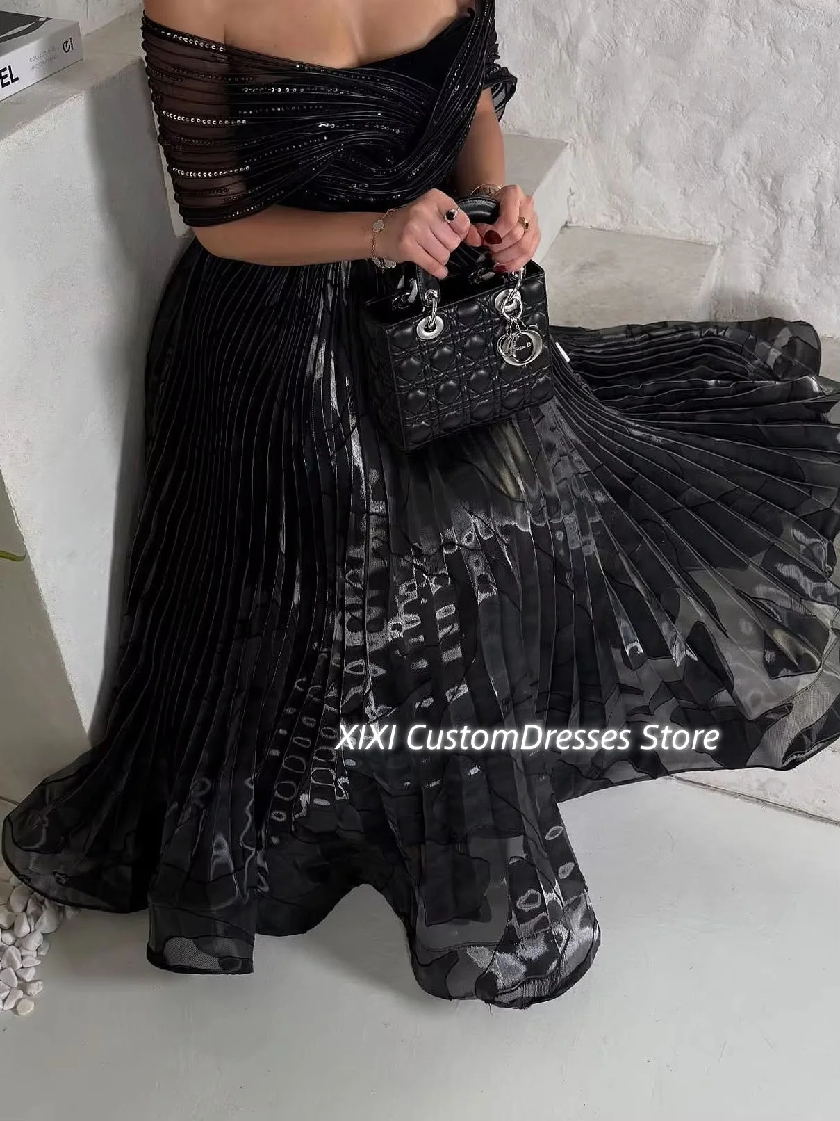 ชุดราตรีทรงเอไลน์แบบเปิดไหล่ยาวกรอมพื้นสำหรับงานพรอม แต่งระบาย แขนสั้น รูดซิป เหมาะสำหรับโอกาสพิเศษ