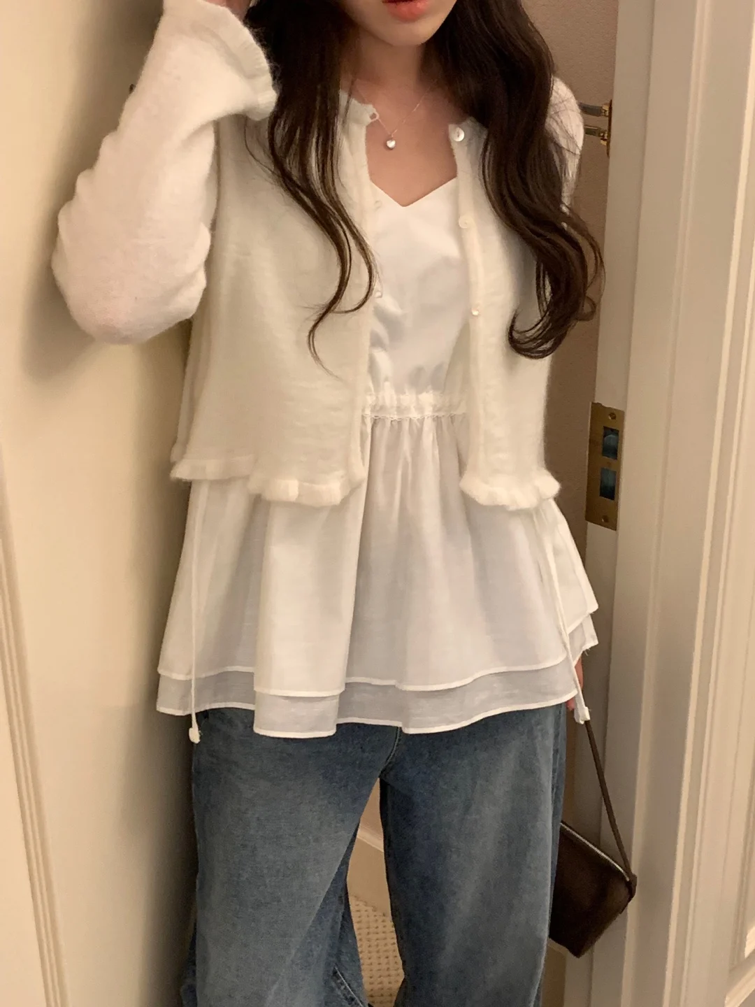 한국식 스윗 웨이스트 시닝 스트랩 베스트 여성 이너웨어 탱크탑 2025년 봄 V넥 이중 레이어 밑단 디자인 센스탑