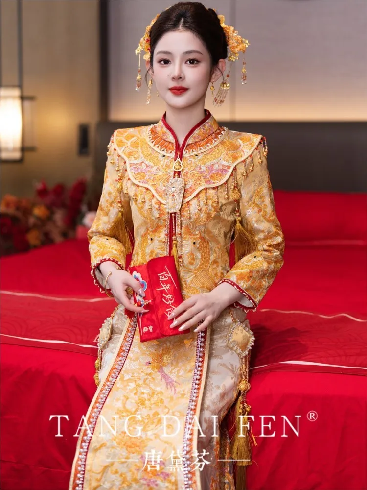 

The new Chinese-style wedding dress bride's dragon and phoenix gown are champagne-colored