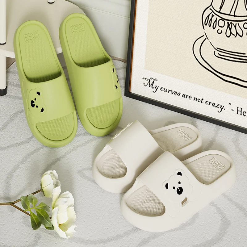 النعال الحمام الكرتون الدب شبشب منزل للنساء خفيفة الوزن لينة إيفا الشرائح امرأة الراحة المنزل الصيف الحمام عدم الانزلاق