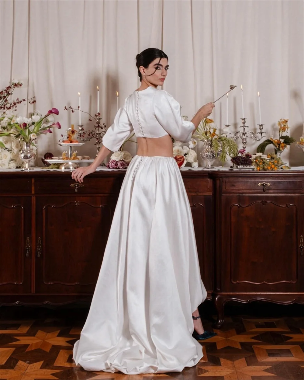Vestidos de novia con cuello cuadrado blanco personalizados de Tokio, vestidos de novia de cola de corte de manga corta con cremallera, vestidos de boda de corte A altos y bajos