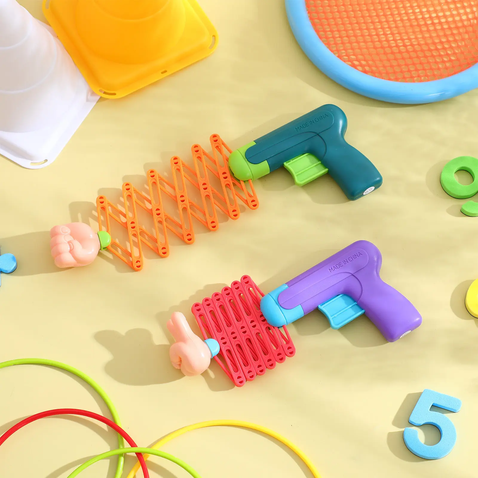 

2Pcs Telescopic Spring Fists Creative Prank Prop Stress Relief Indoor Outdoor Kids Fun Toys for Kids Telescopic Fists Toy