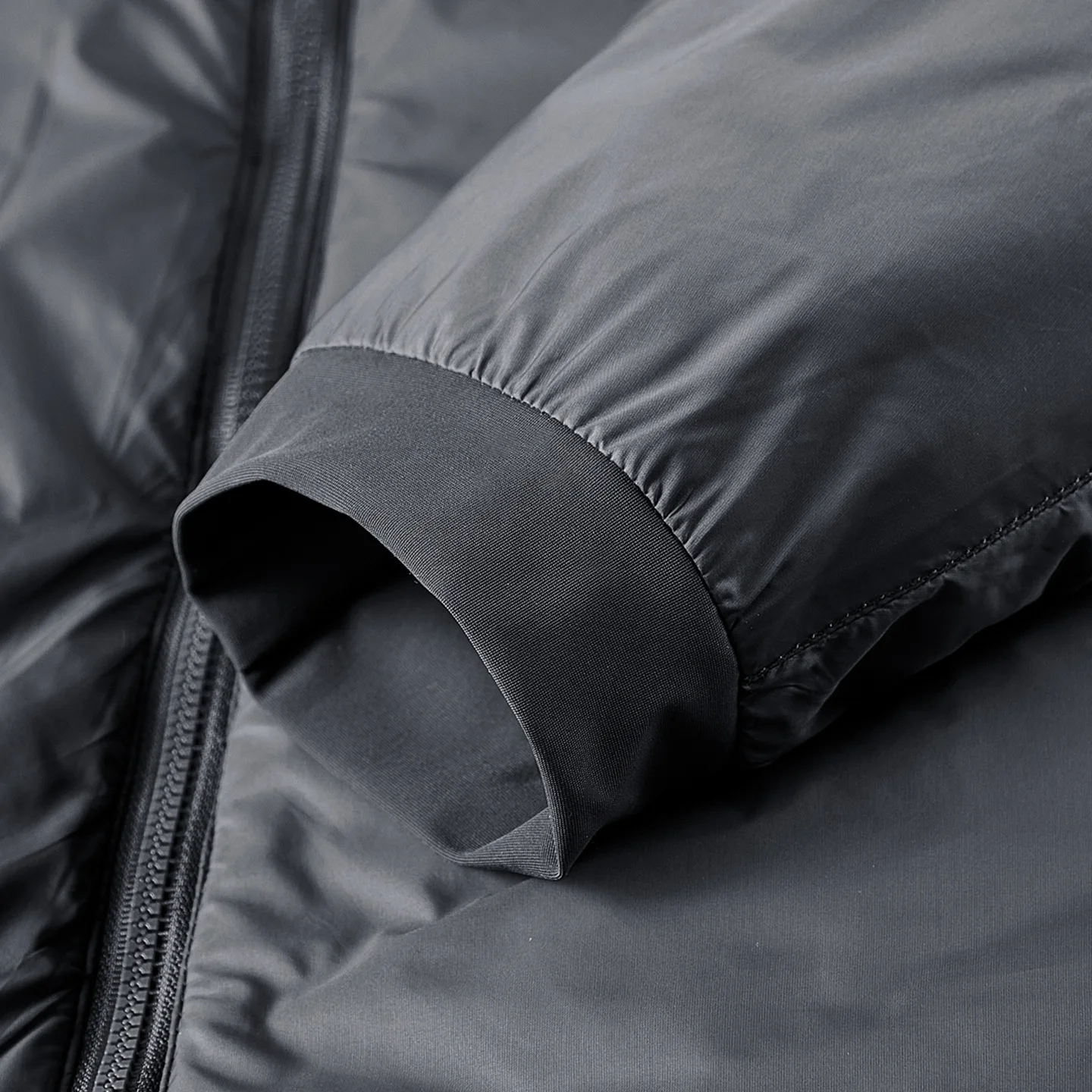 2025 رجل أسفل سترة الشتاء موضة رشاقته الدافئة بلون الرجال ملابس خارجية سحاب أكمام طويلة في الهواء الطلق يندبروف الذكور معطف مقنع