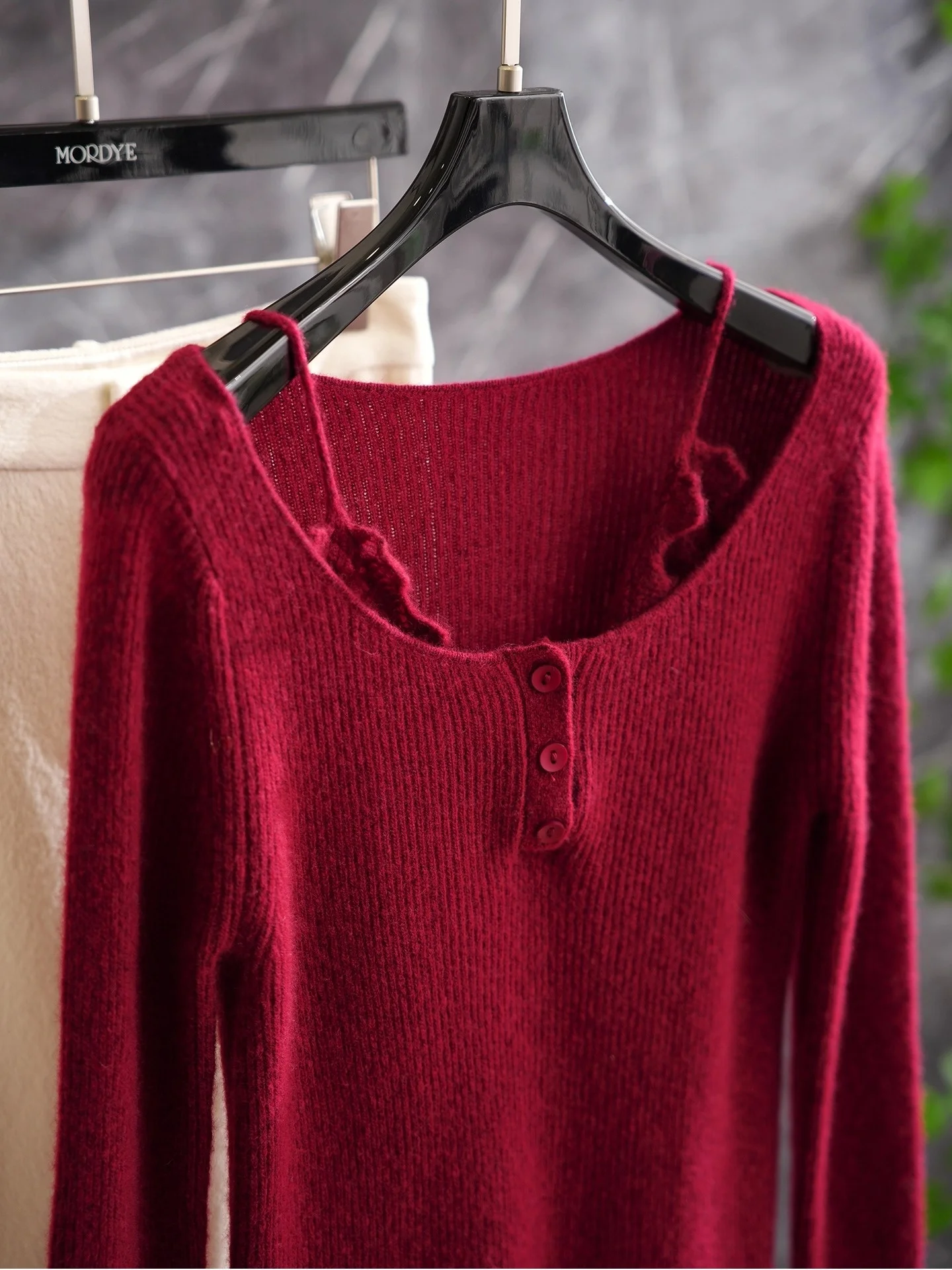 

Retro Red Knitted Sweater with awl Collar And Lace Trim Fake Two-Piece Design Soft Camere Wool Blend Long Sve V-Ne S...