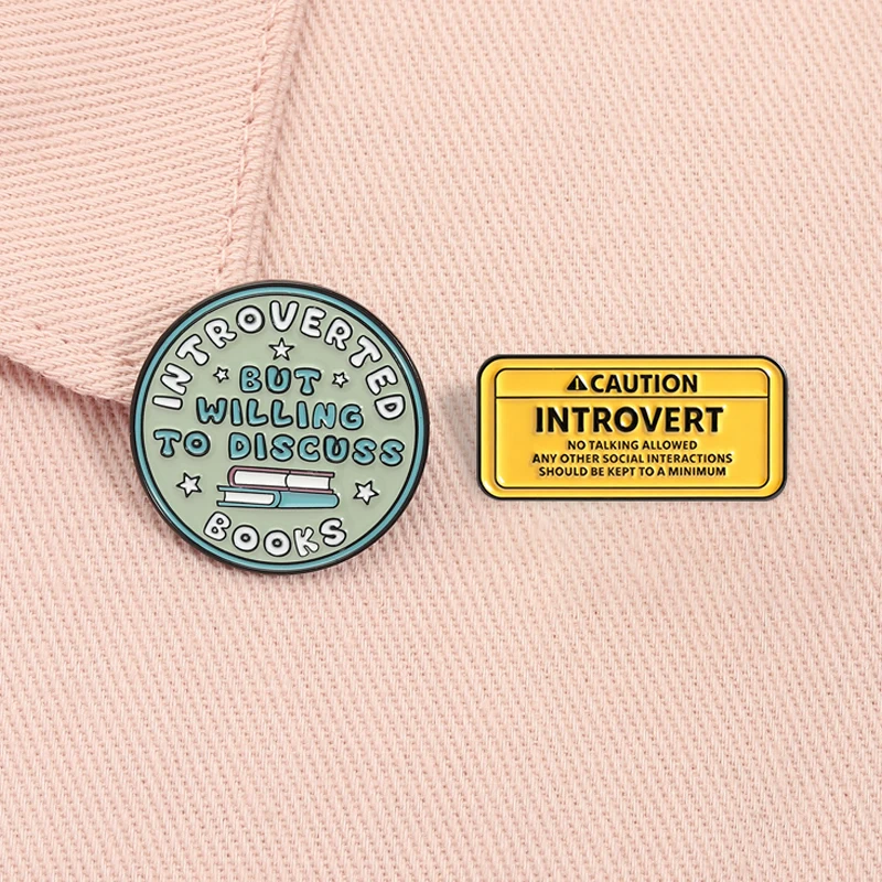 Alfileres esmaltados introvertidos, introvertidos pero volúmenes para discutir libros, precaución, broches de signo introvertido, insignia de solapa, regalos de joyería de moda