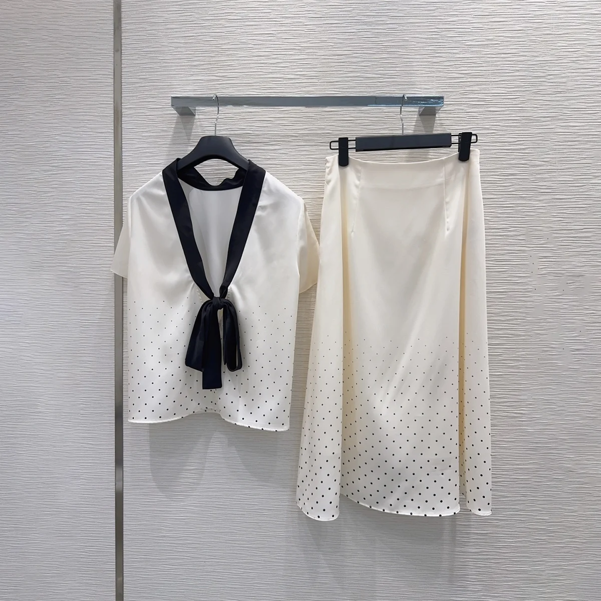 2026 high-quality women's black ribbon polka dot V-neck short sleeved top A-line skirt temperament set--2682408