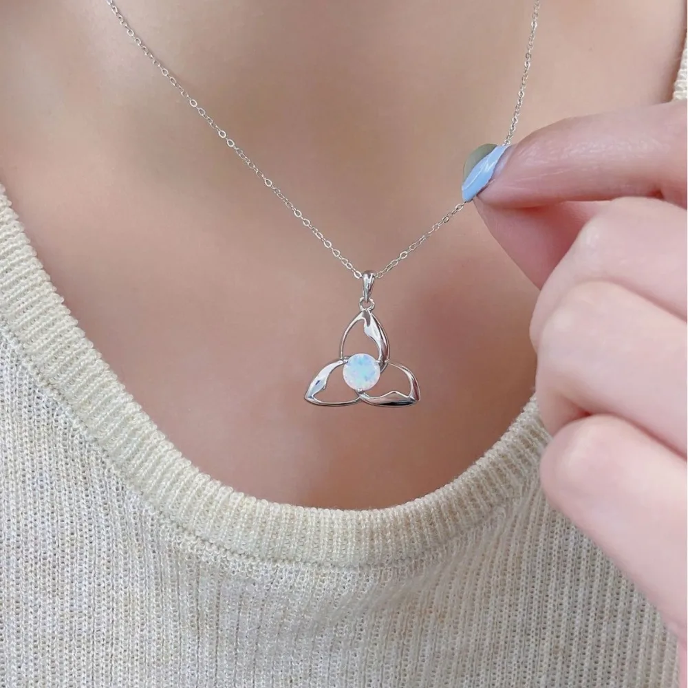 

2025 Новая благородная бутиковая цепочка на шею, универсальная роскошь и элегантная форма, подчеркивающий женский элегантный стиль