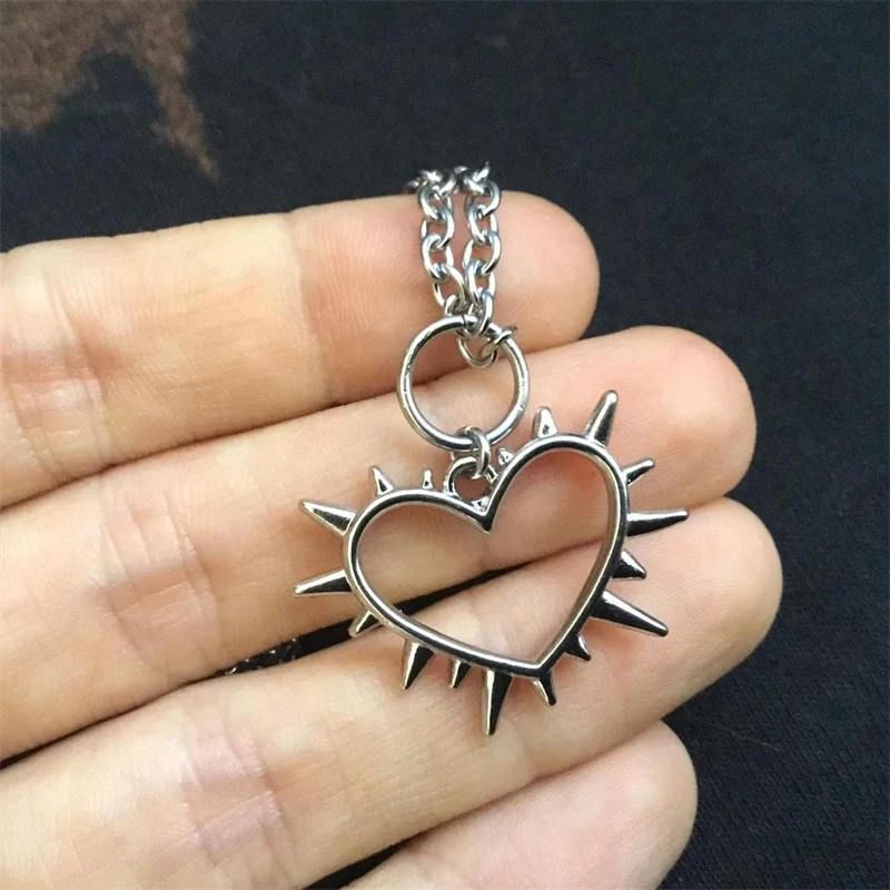 قلادة على شكل قلب مسننة / قلادة قوطية مع قلادة على شكل قلب سبايك