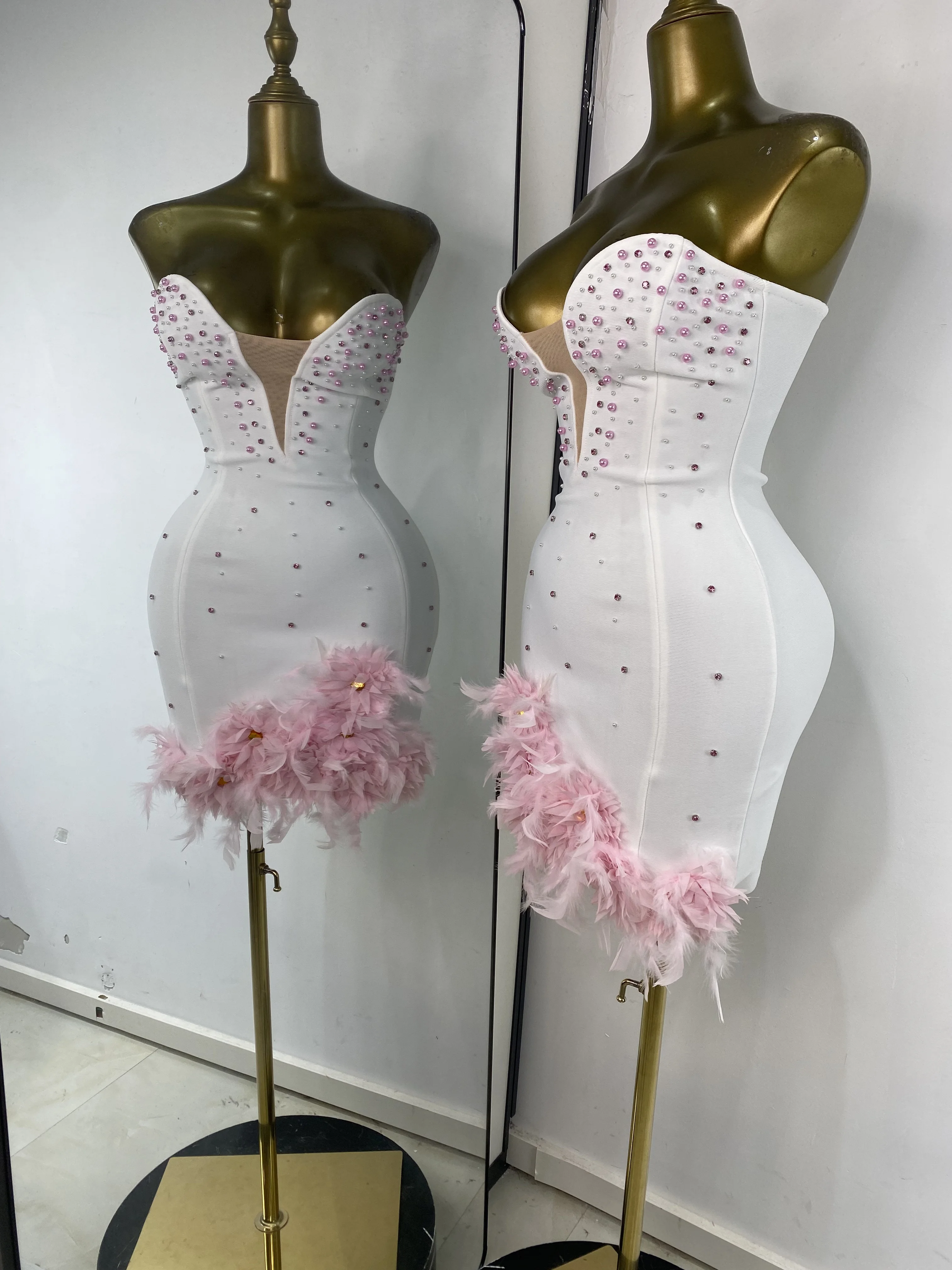2025年女性用新作ホワイトバンデージドレス、ピンクのパールと花の刺繍入り、ボディコンミニ、セレブリティ風イブニングクラブパーティー誕生日ドレス