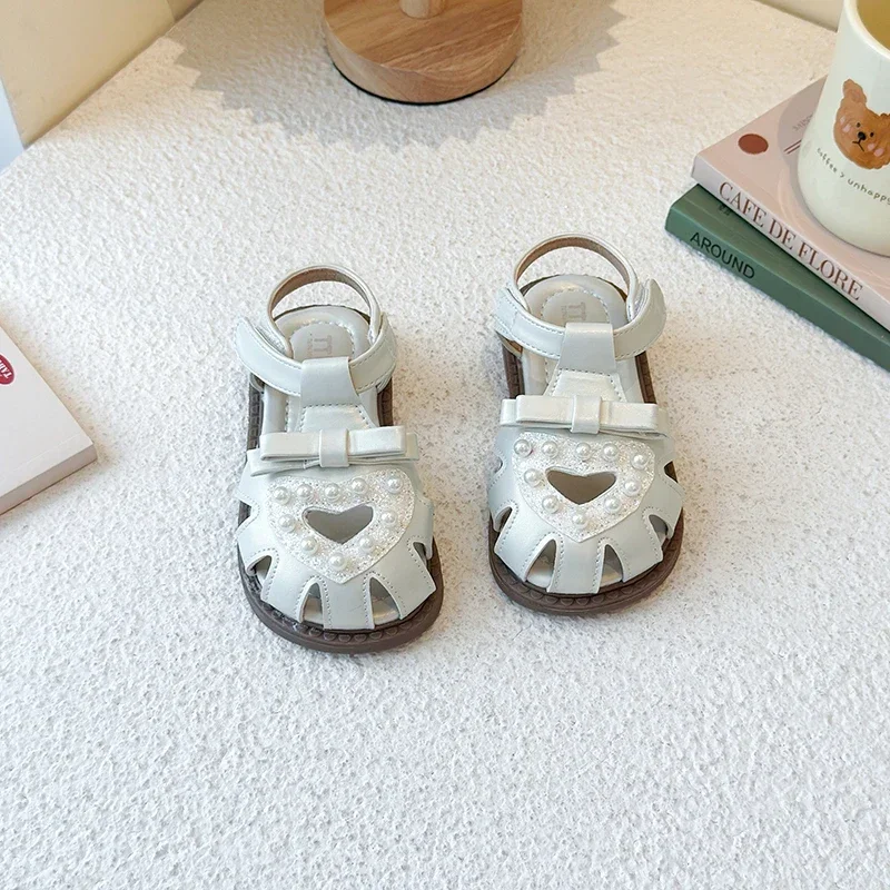 Girls Princess Shoes Hollowed-out Breathable 2025 Summer New Kids Beach Shoes Sweet Bows Love Heart Children Sandals T-strap