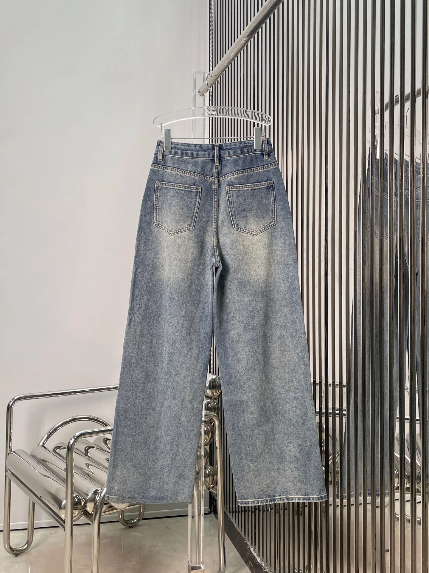 Celana Jeans Wanita Model Wide Leg dengan Desain Patch Kulit Retro, Celana Denim Pinggang Tinggi, Gaya Vintage yang Modis