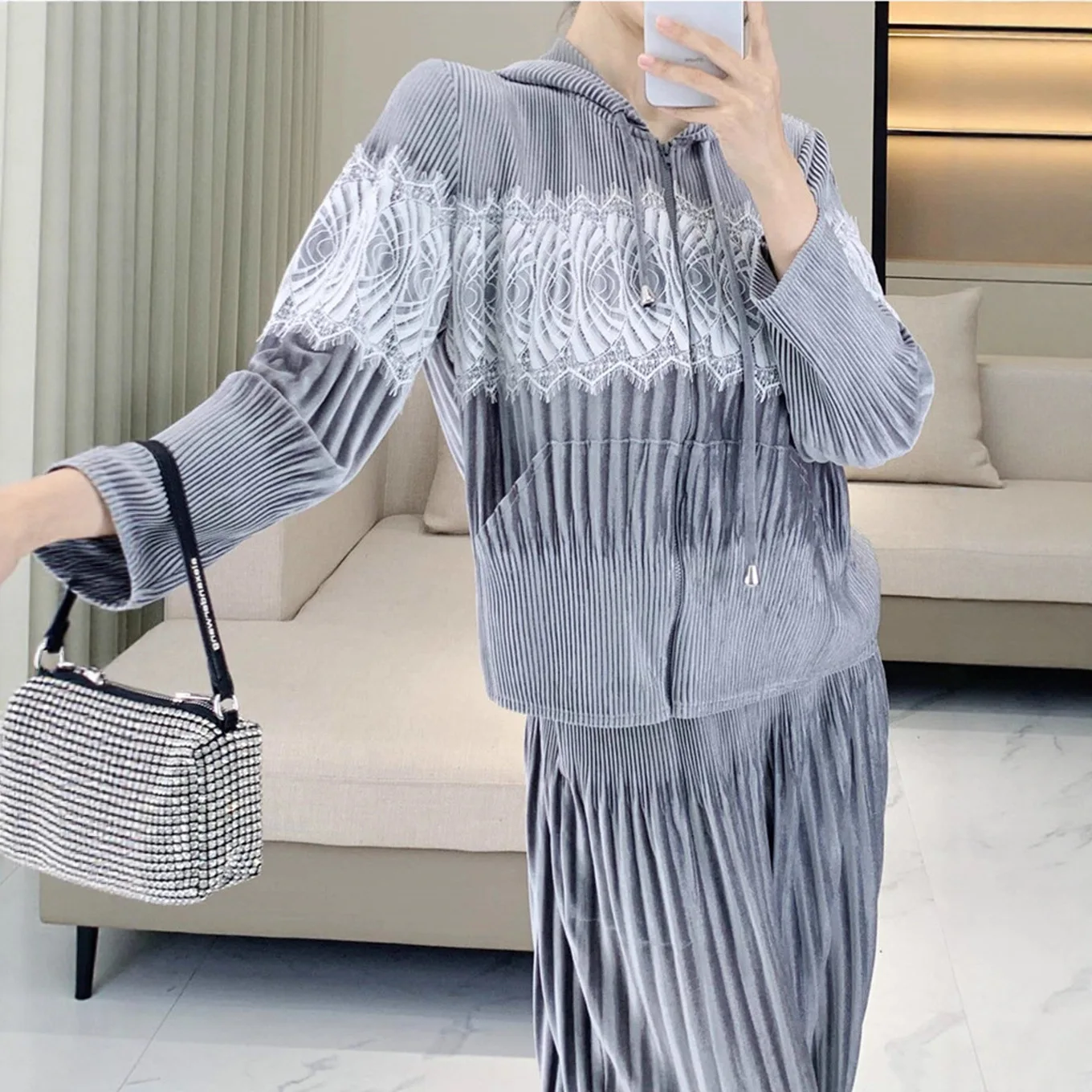 Miyake Fold 2025 New Autumn/Winter Velvet Hoodie Women's Fold Lace Splicing Zipper Top Pleated Fashionable Slim Women's Coat