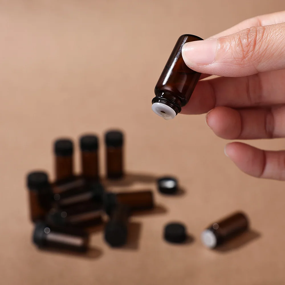 100 bottiglie vuote di olio essenziale in vetro ambrato da 3 ml con ermetico ricaricabile a tenuta stagna per viaggi fai da te, profumi, sorelli, cura della pelle