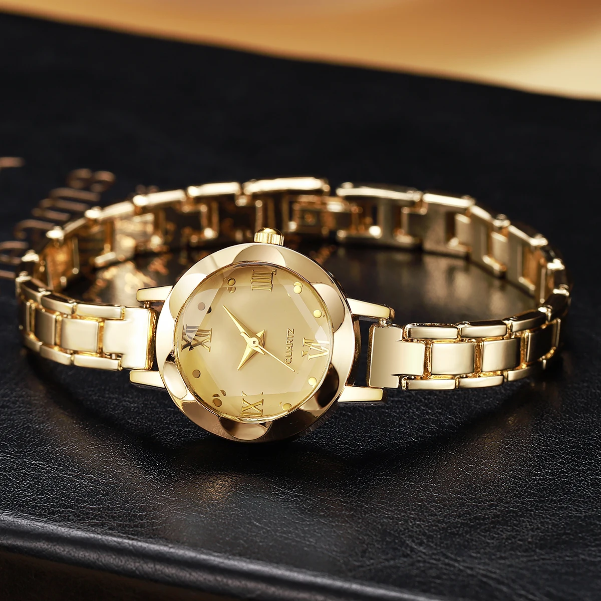 Women's Roman Numeral Gold Quartz Watch 4-Piece Set, Fashionable Quartz Watch Set with Diamond-Studded Bracelet