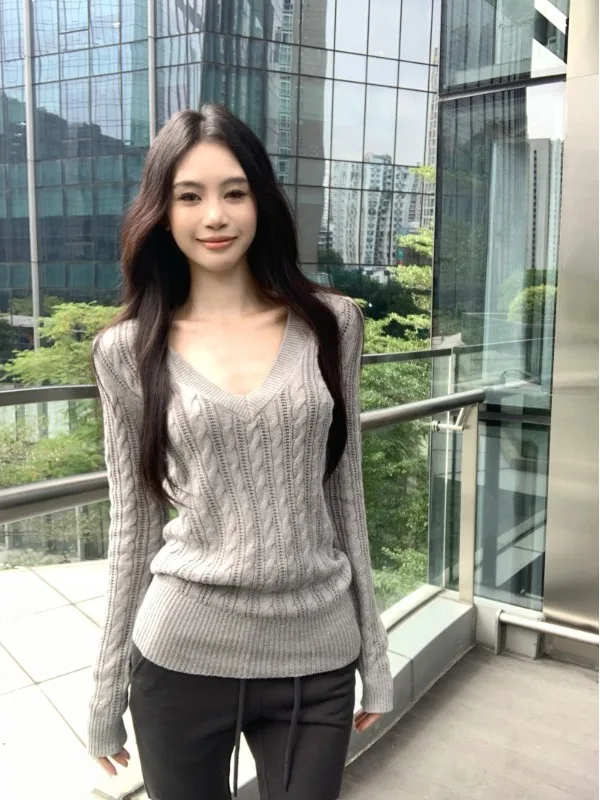 เสื้อไหมพรมสีขาว แขนยาว คอวี ทรงเข้ารูป สำหรับผู้หญิง ใส่เป็นเสื้อตัวใน เนื้อผ้านุ่ม บางปานกลาง ไหล่กว้างปกติ...