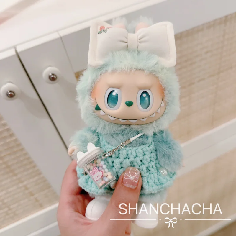 

Для Labubu Baby Clothes V1 V2 V3 Вязаный Кит Кит Надея, чтобы спокойствовать и потреблять энергию спереди зеленого и синего костюма