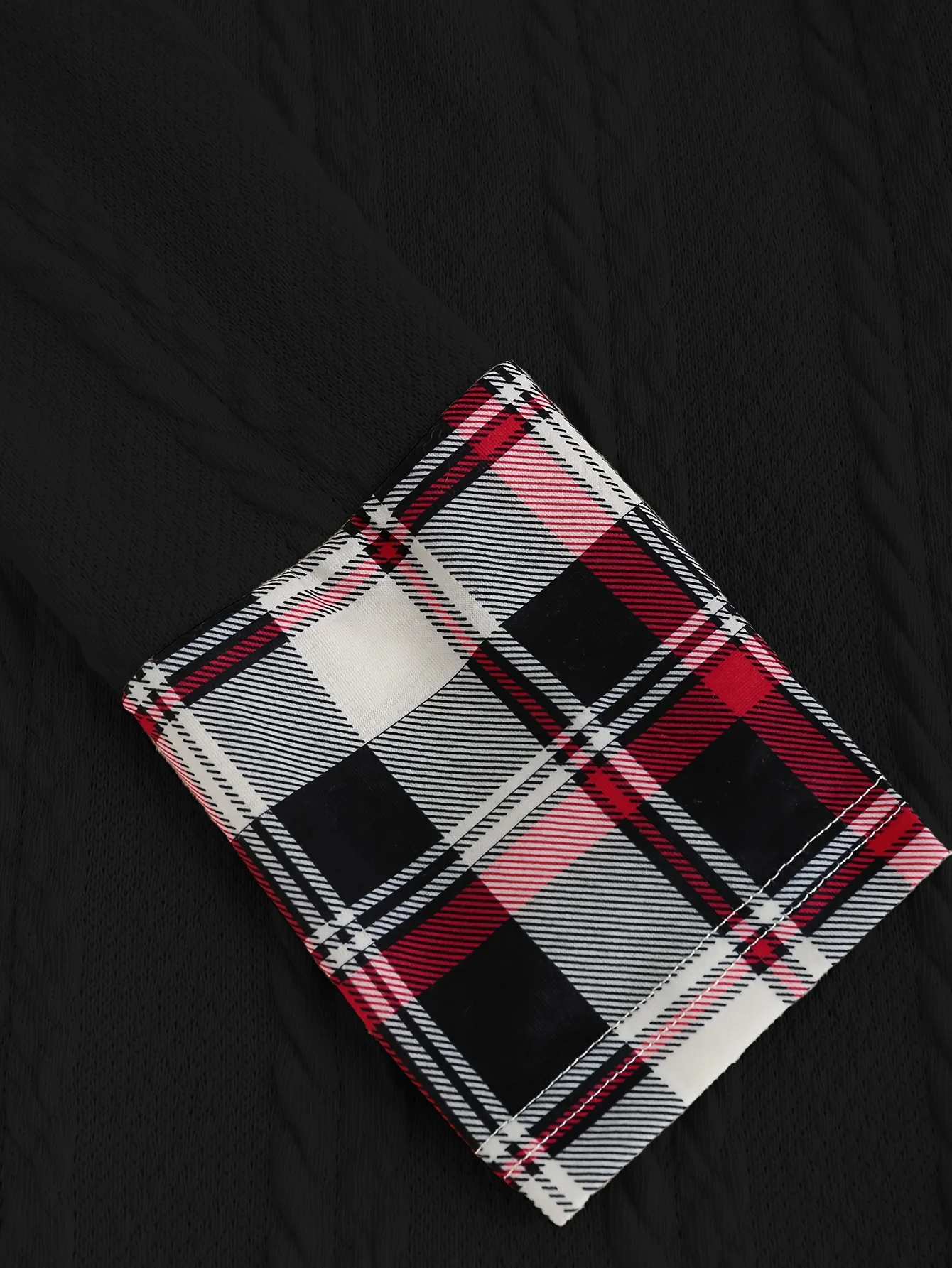 Damen-Kleid mit Karomuster, Kapuze, hoher Taille, A-Linie, lange Ärmel, aus Strick, mit dekorativer Schnallendetail. – Detail 11