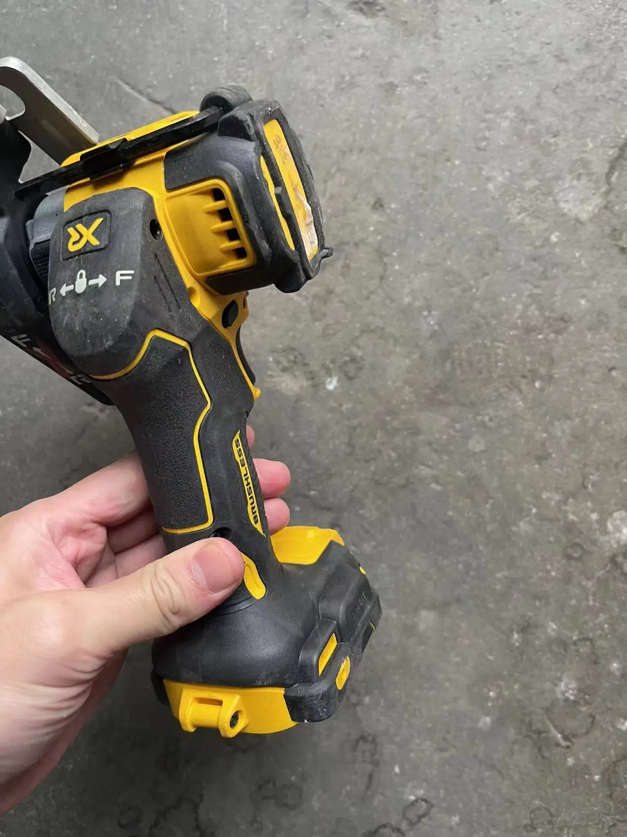 Dewalt DCS438B 20-Volt XR Lithium-Ion Cordless 3 in. Cut-Off Tool (Tool-Only)，USED,SECOND HAND