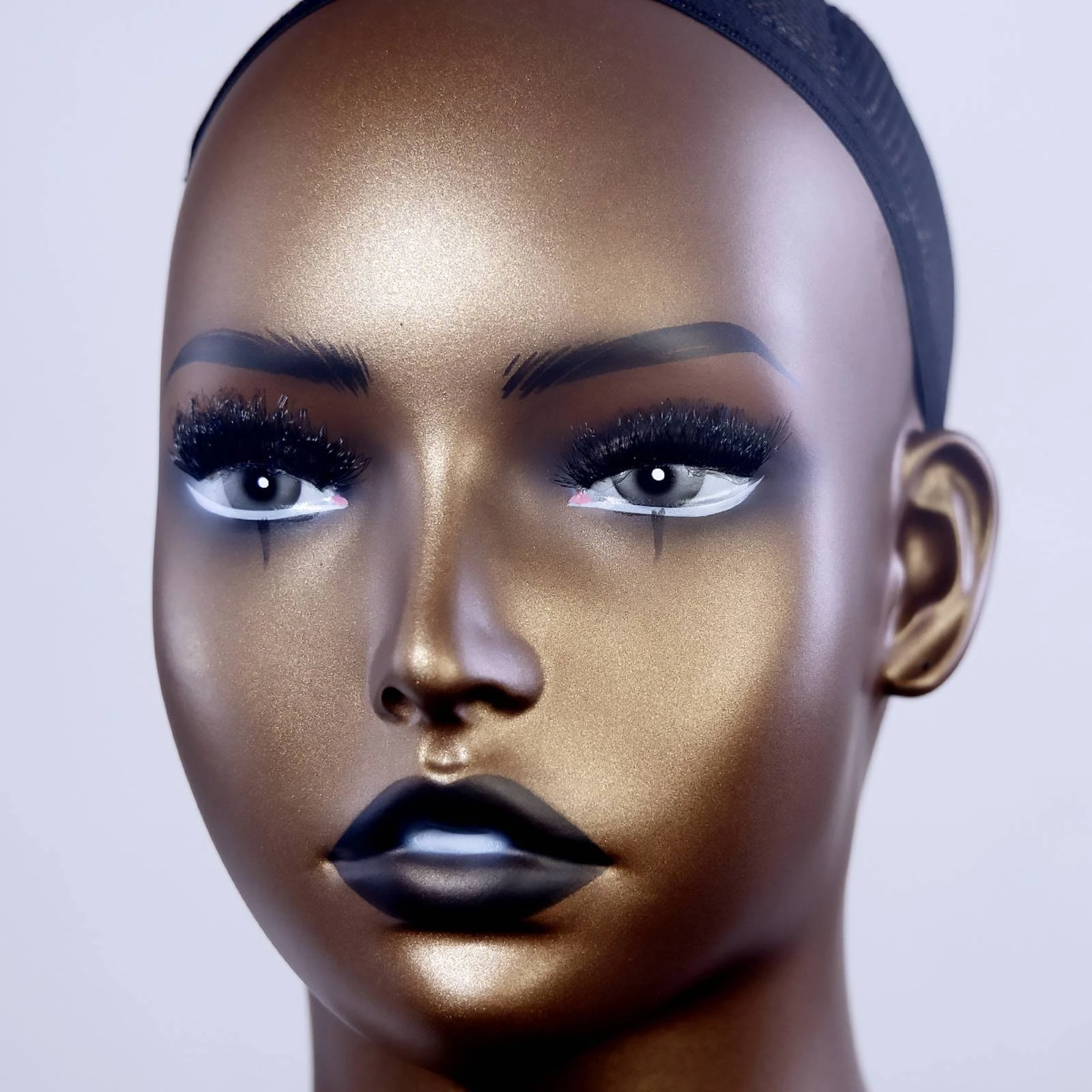 buste-de-presentation-pour-postiches-et-chapeaux-dore-tete-de-mannequin-finition-polie-aspect-luxueux