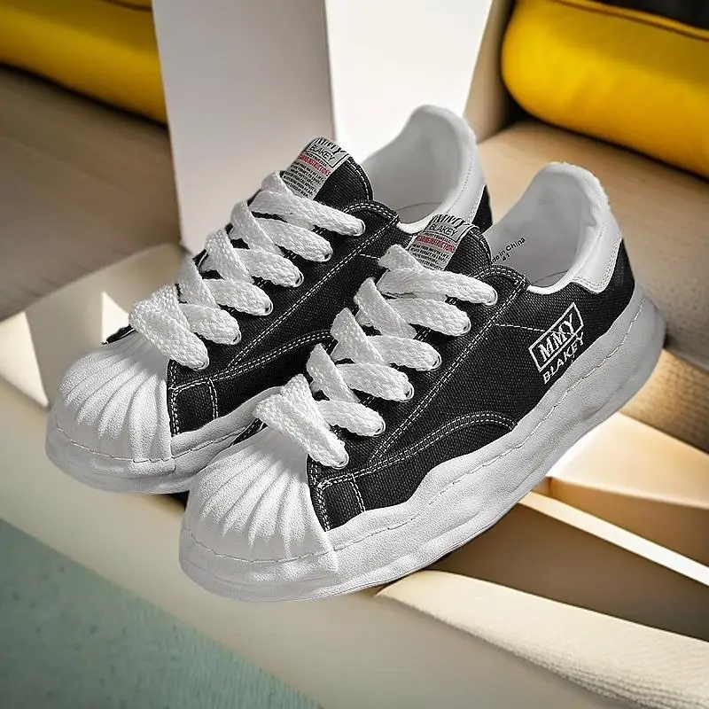 

Модный новый стиль носить модную и красивую новую повседневную спортивную обувь из натуральной кожи из парусины