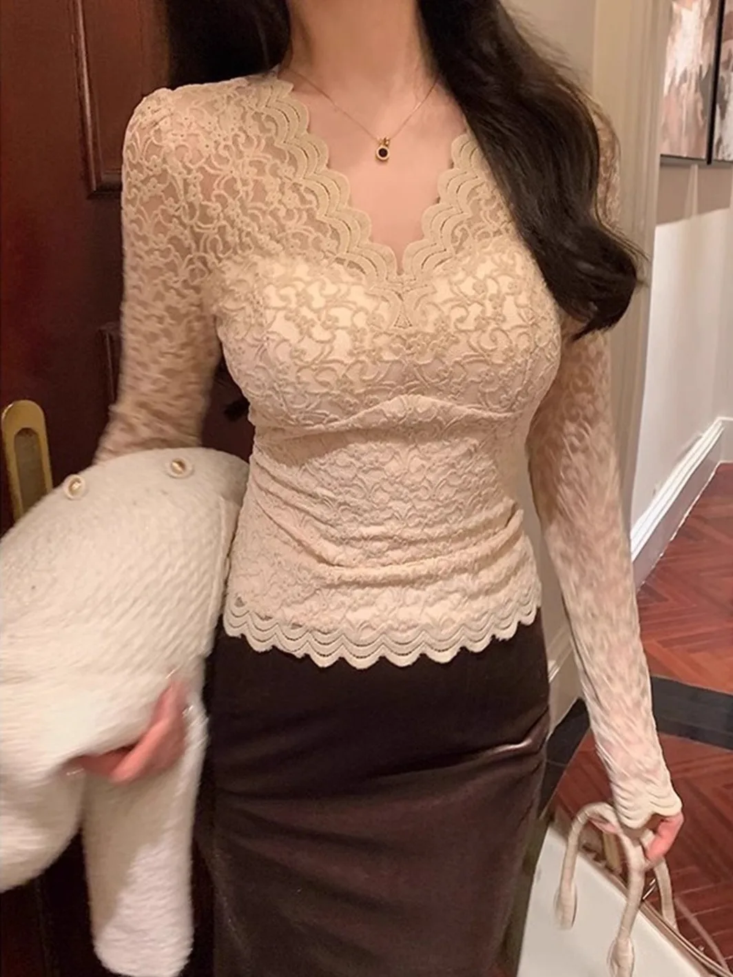 

Элегантная кружевная ажурная блузка с длинным рукавом для женщин, осенне-зимний сетчатый топ, роскошный французский стиль, приталенный крой, V-образный вырез