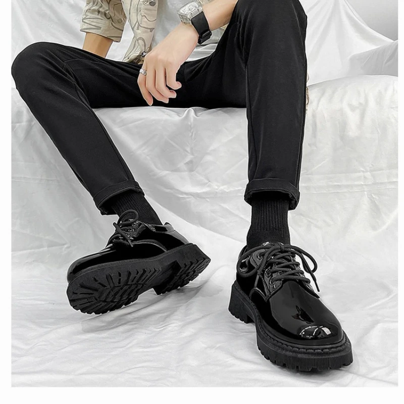 أحذية ديربي كلاسيكية بريطانية ريترو للرجال لامعة براءات الاختراع والجلود منصة مكتنزة وحيد الأعمال أحذية رسمية غير رسمية الموضة