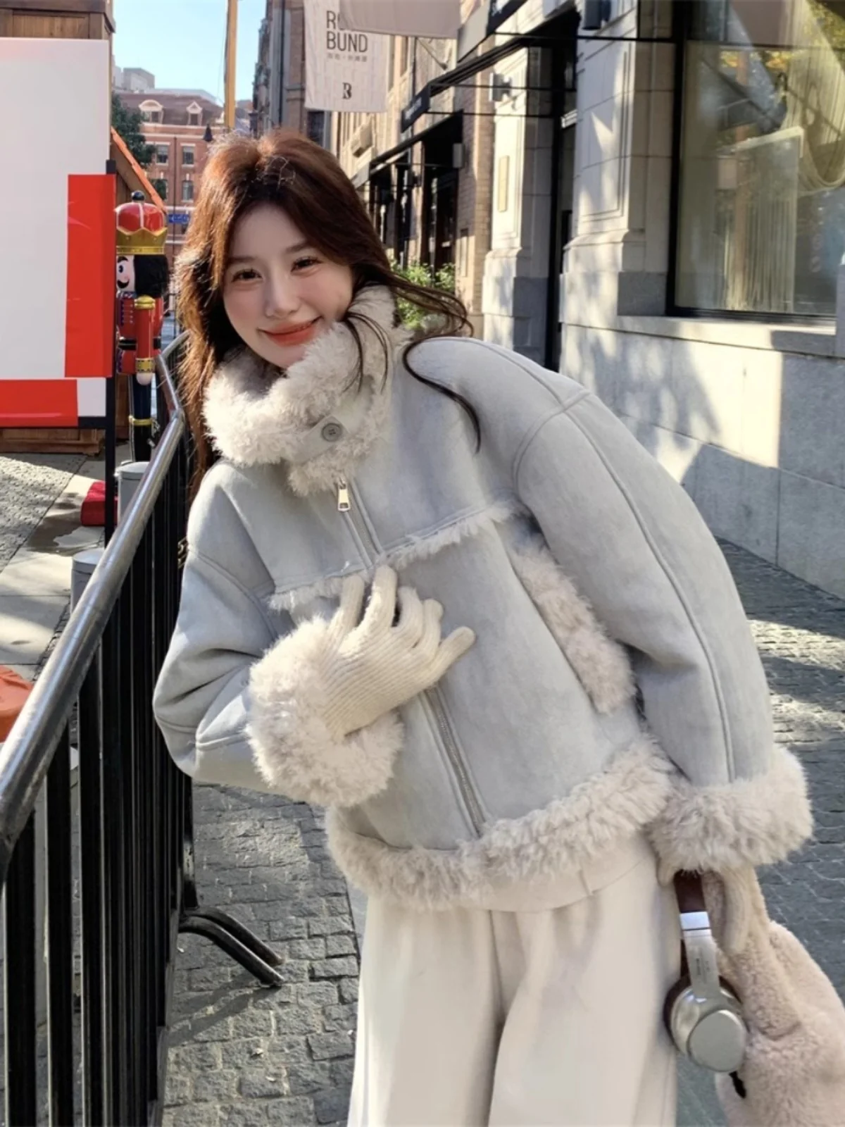 Morbido ort eepskin Jaet Cappotto invernale da donna Abbigliamento da moto di piccole dimensioni Pelliccia blu pastello e pelle intercate