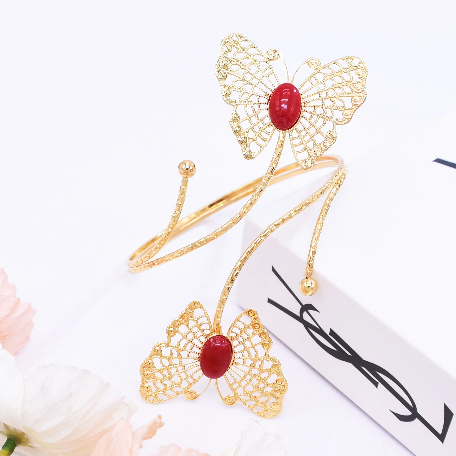 Golden Butterfly Cuff Bracelet for Women Red Gem Hollow Filigree Upper Arm Bracelet Vintage Armband Wedding Party Body Jewelry