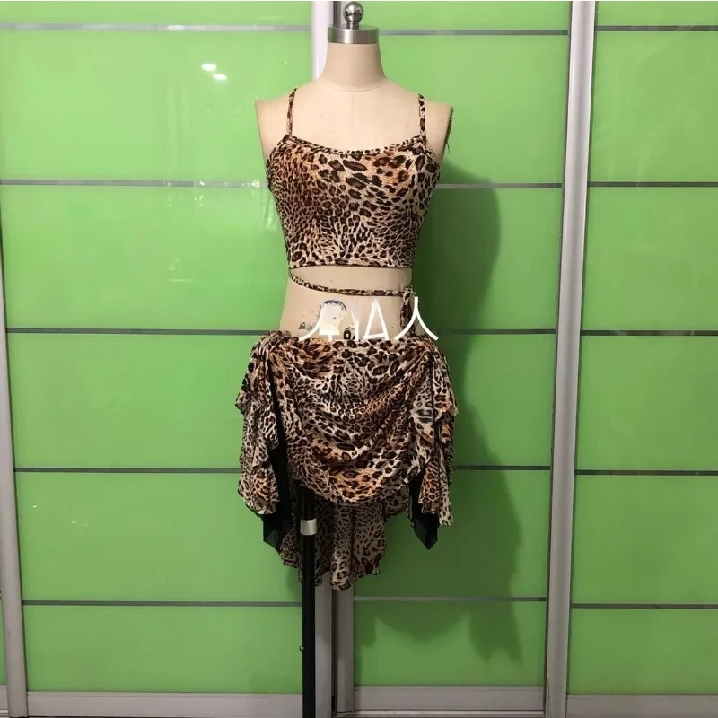 op maat gemaakt buikdanskostuum luipaardprint hemdje trainingspak met rugband uitgeholde heupsjaal rok afneembare oren