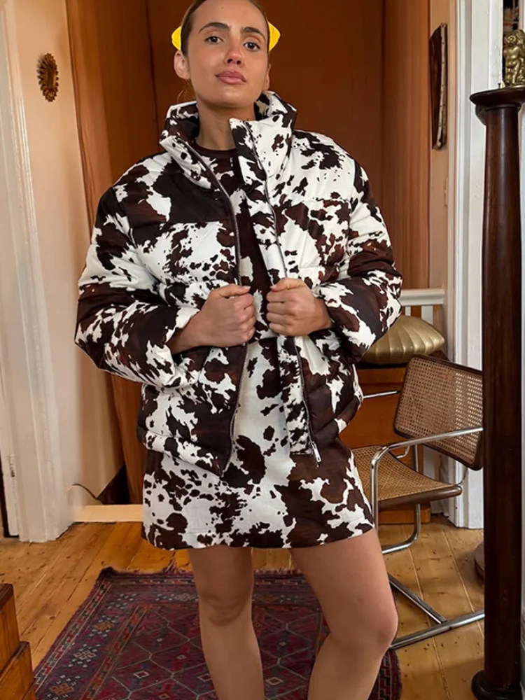 Krótka kurtka puchowa damska w krowie łaty, biała, z kaczym puchem, stójka, ocieplana, zapinana na zamek, ze sznurkiem, odzież śnieżna.