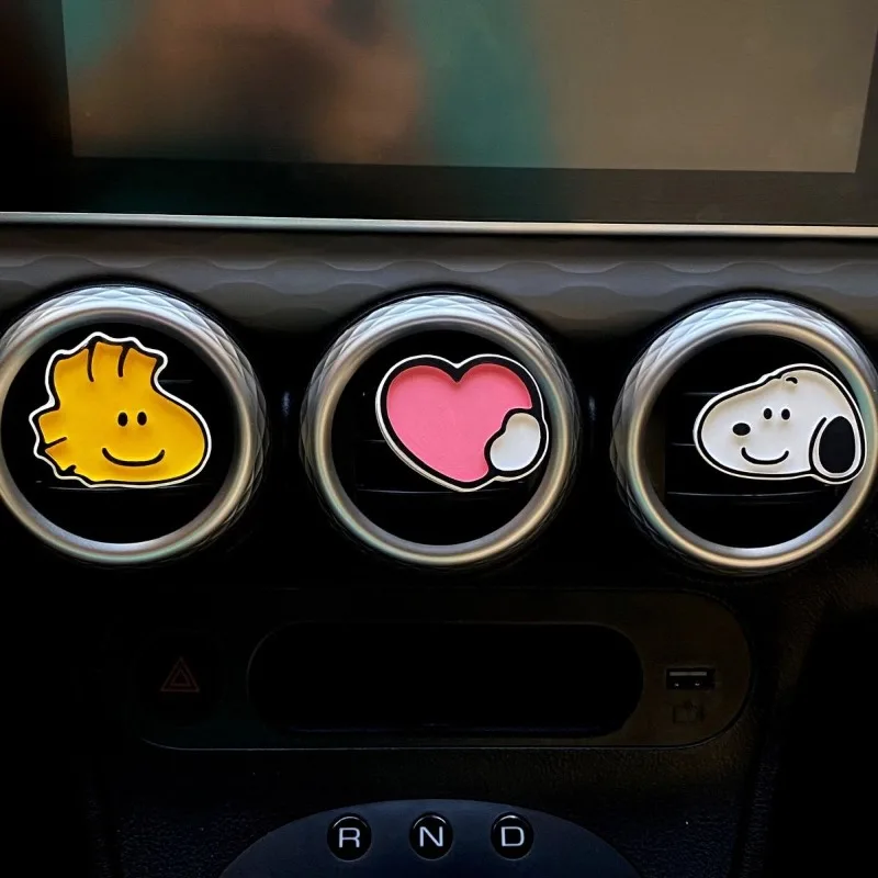 

Snoopy Cartoon Cartoon Animation Peripheral Car Aromatherapy High-value Creative Car Air Conditioner Air Outlet Decoration